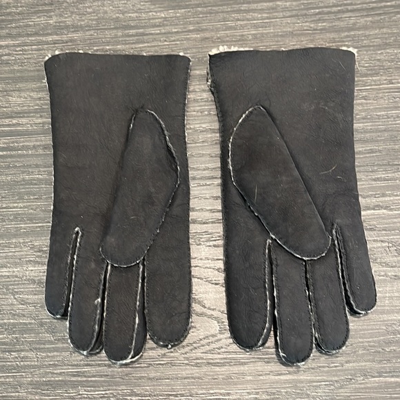 $239 CAROLINA AMATO THOMAS IN BLACK SUEDE SHEARLING GLOVES SIZE 9 - Picture 2 of 5
